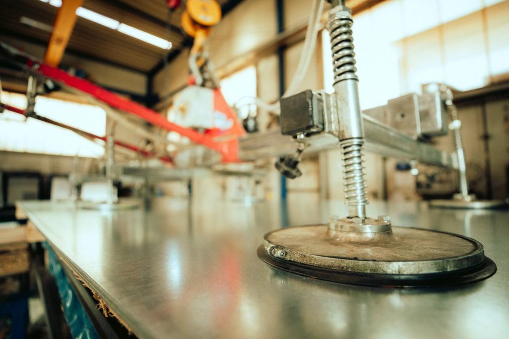 Kantteile in Serie, Bauteil aus der Fertigung von FEG Metalltechnik